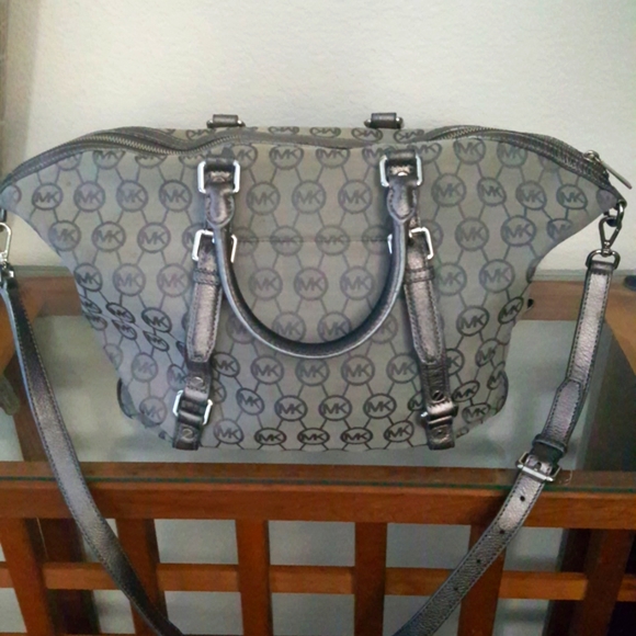 Michael Kors large classic silver/gray canvas & leather crossbody shoulder bag - Picture 2 of 16